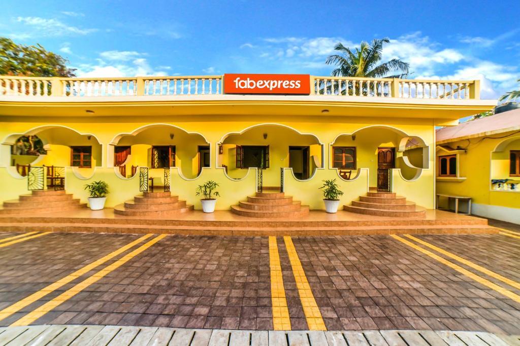 Вагатор: FabExpress Yoyo Cottage Chapora Fort