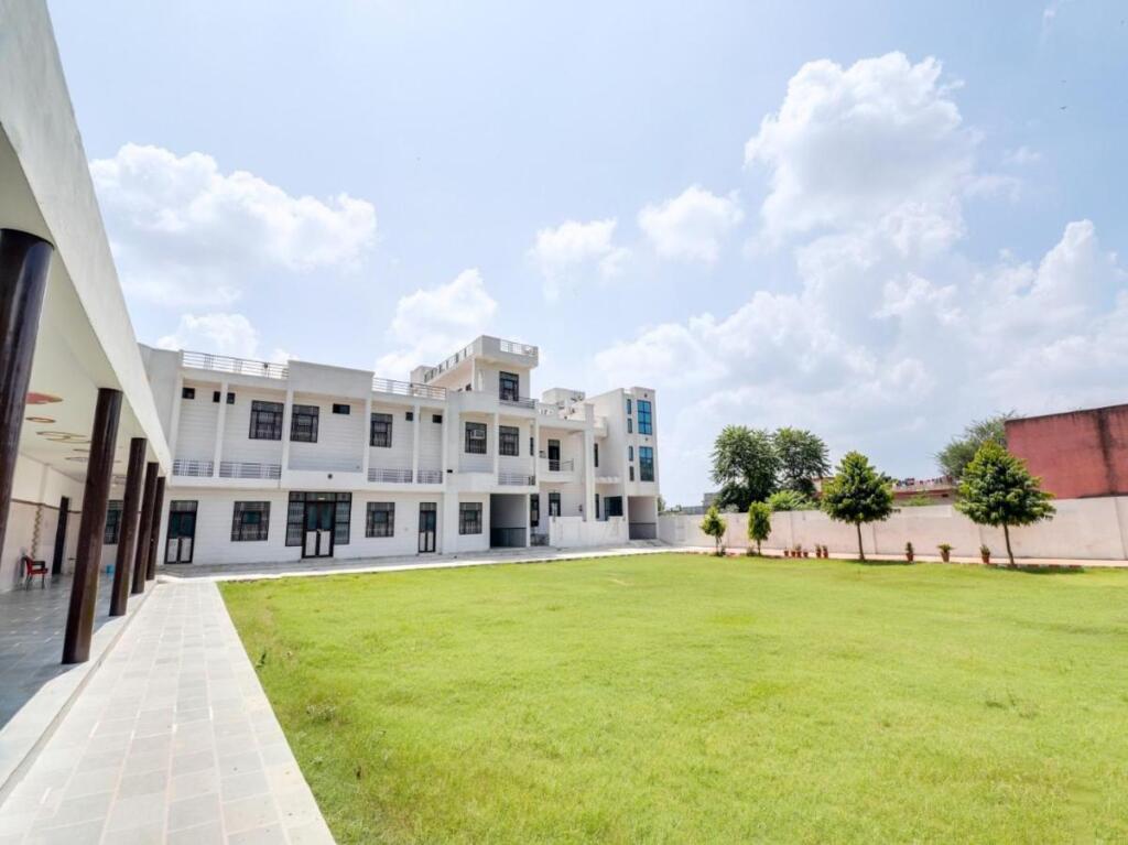 Патоли: Oyo Home 82670 Sahariya Marriage Garden