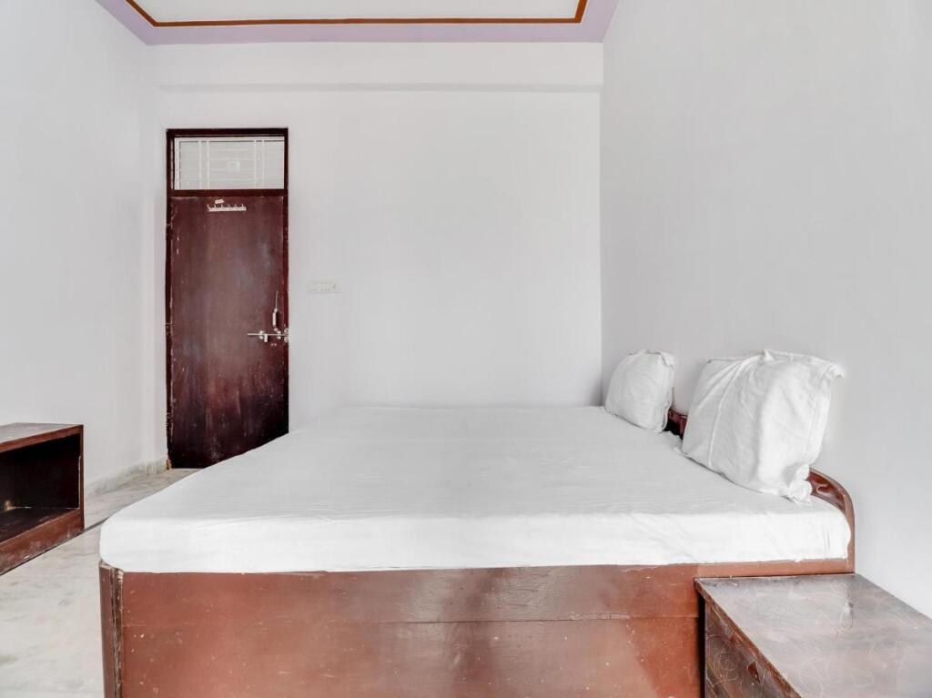 Патоли: Oyo Home 82670 Sahariya Marriage Garden