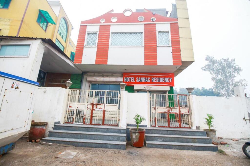 Газиабад: Oyo 67068 Ansh Residency