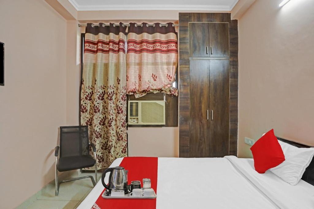 Нойда: OYO 88263 R S Residency