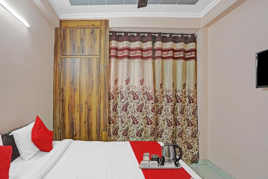 Нойда: OYO 88263 R S Residency
