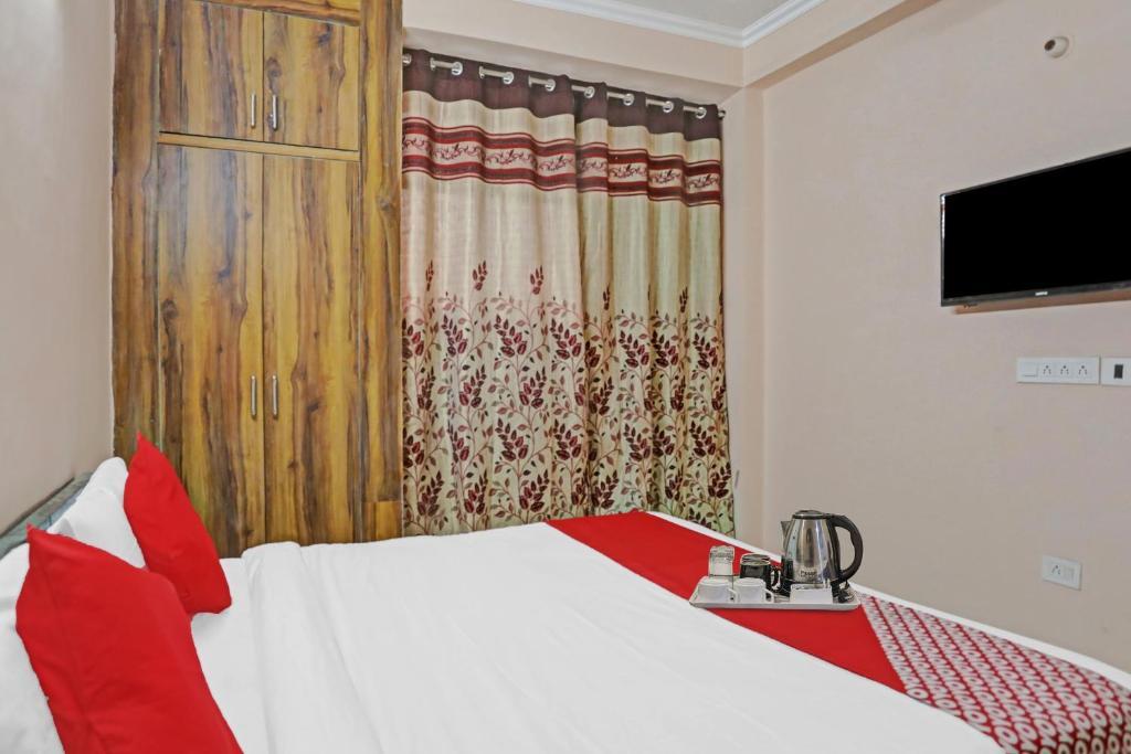 Нойда: OYO 88263 R S Residency