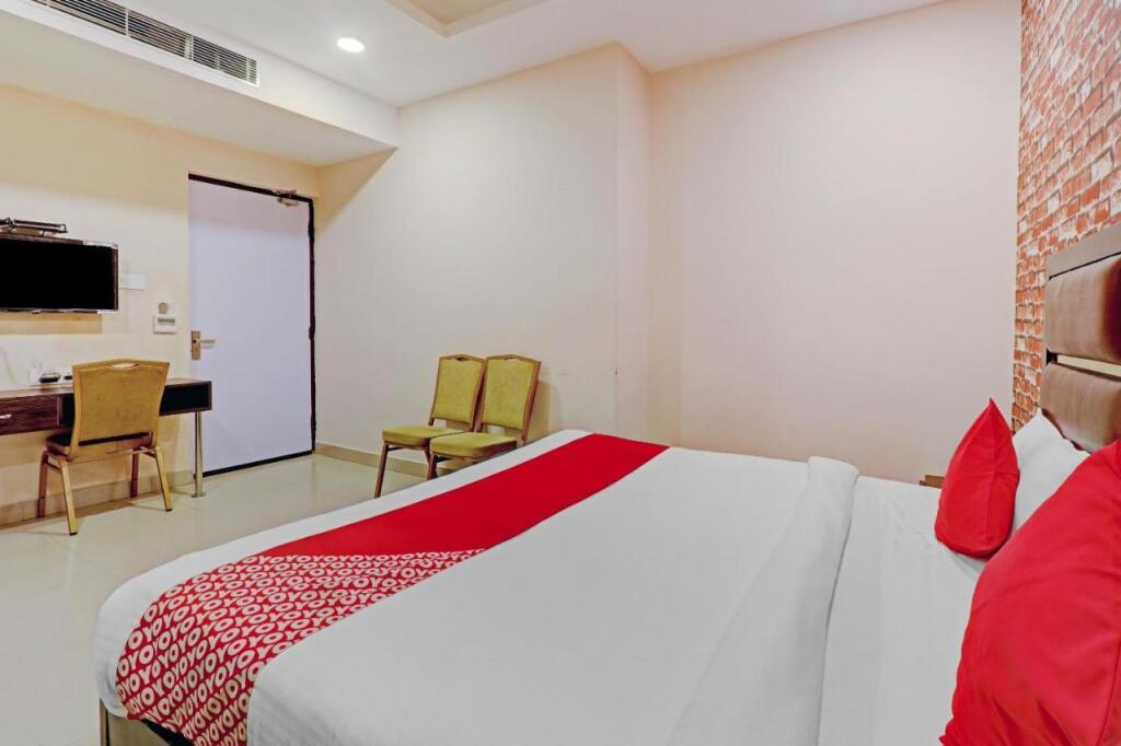 Праяградж: Hotel Golden Apple