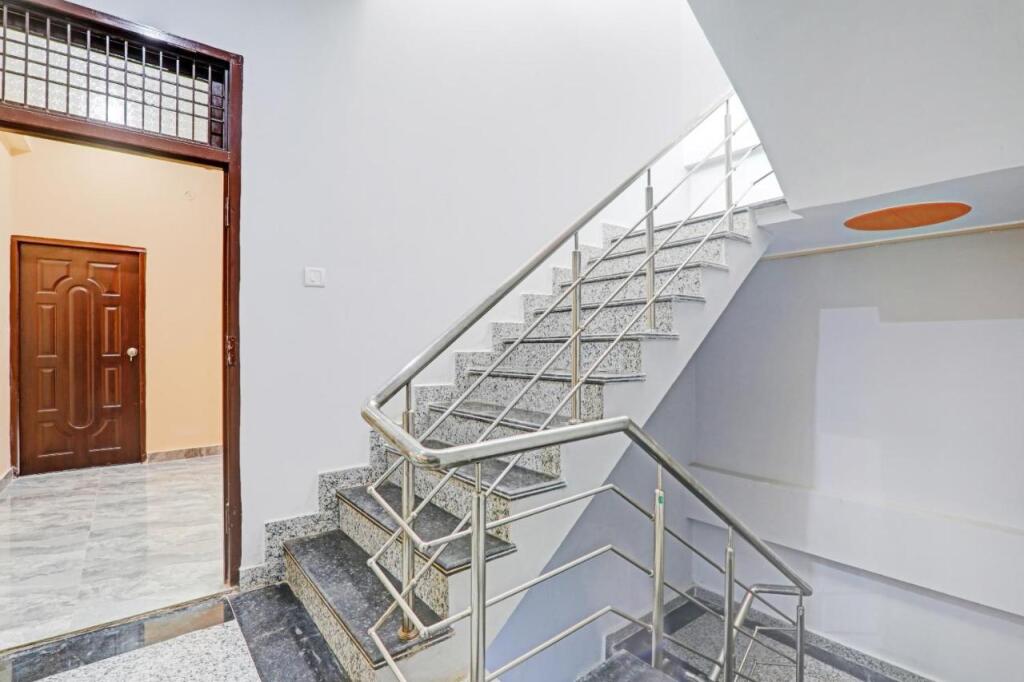 Праяградж: Oyo Flagship 92640 Sunshine Inn