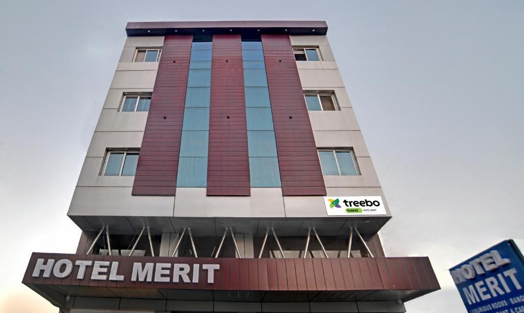 Индаур: Treebo Merit