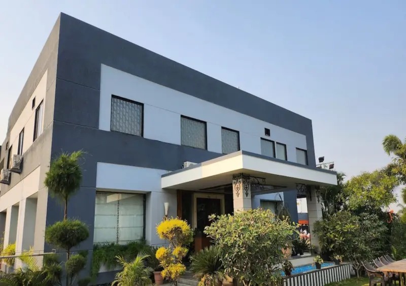 Индаур: Aceotel Resorts 7th Cloud