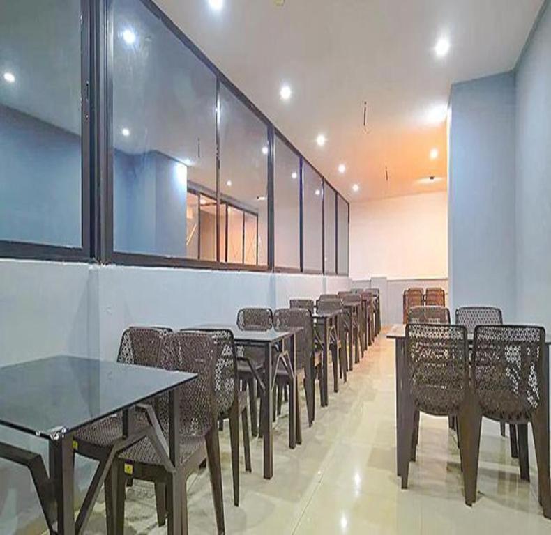 Индаур: Fabhotel Destiny 54