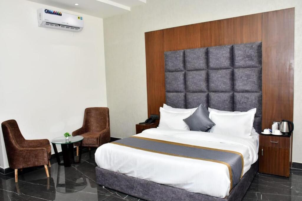 Барейлли: Hotel Amber Continental