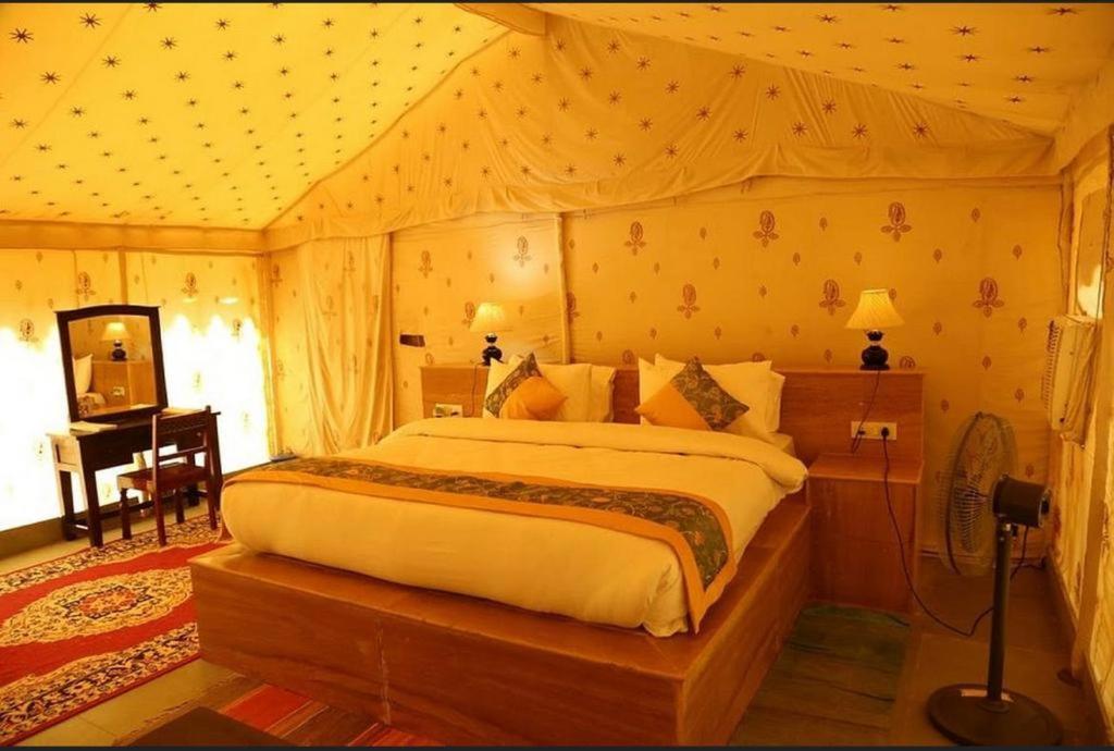 Джайсалмер: Best Desert Camp in Jaisalmer Red Velvet