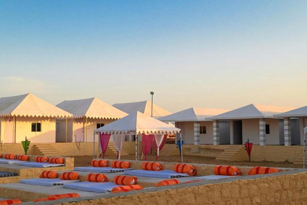Джайсалмер: Best Desert Camp in Jaisalmer Red Velvet