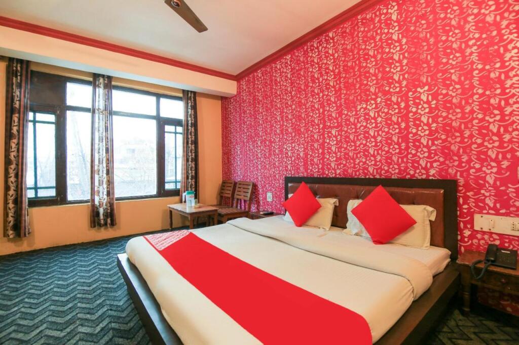 Шринагар: OYO Collection O 67515 Hotel Ishfan
