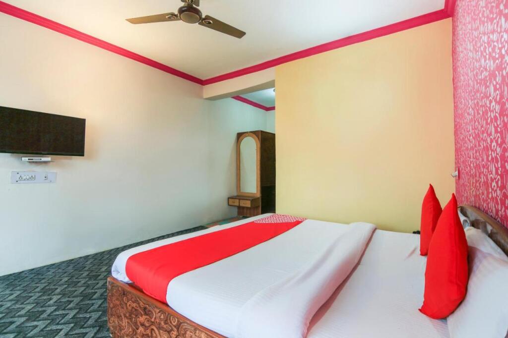 Шринагар: OYO Collection O 67515 Hotel Ishfan