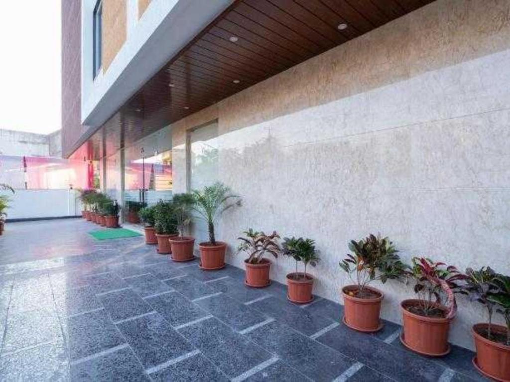 Большая Нойда: OYO 93647 Hotel Fabulous Inn