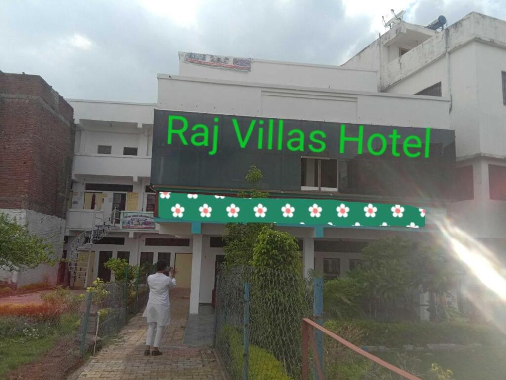 Сатна: Oyo 90763 Raj Villas