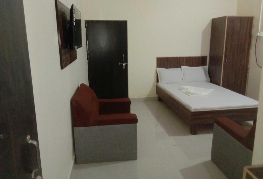Сатна: Oyo 90763 Raj Villas