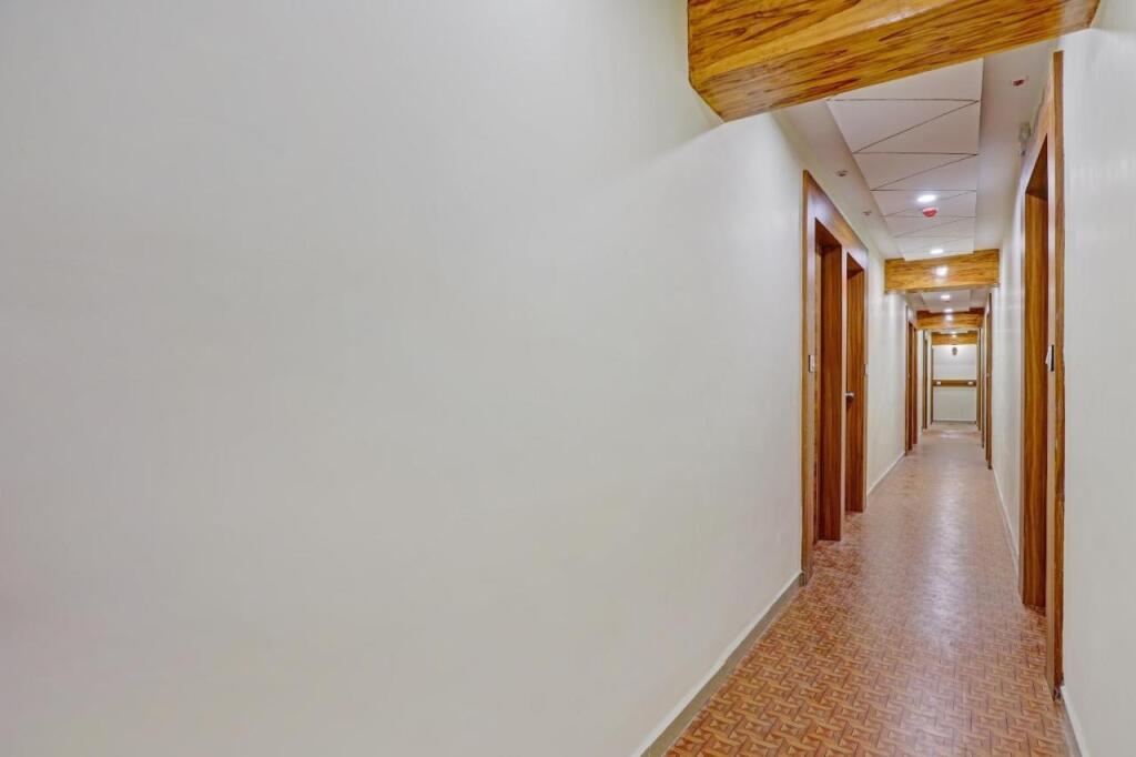 Сурат: Collection O 85802 Hotel Laxmi Kuber
