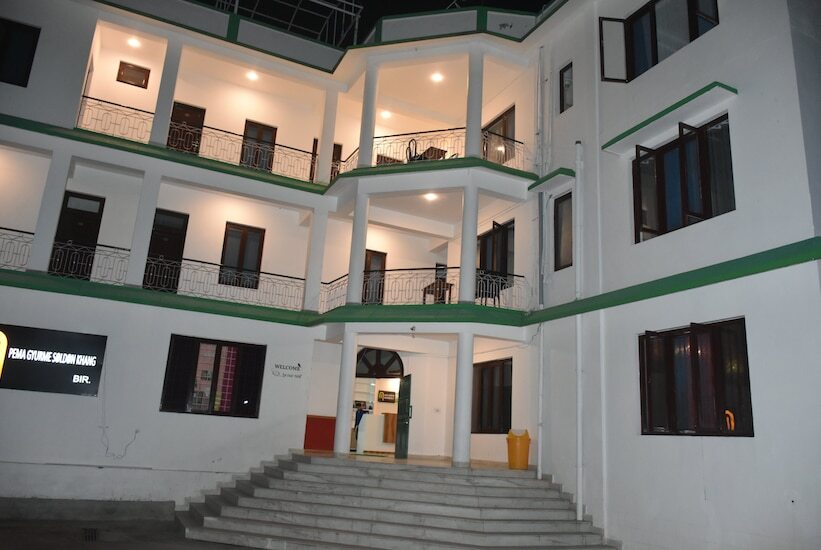 Бир: Meadows Residency