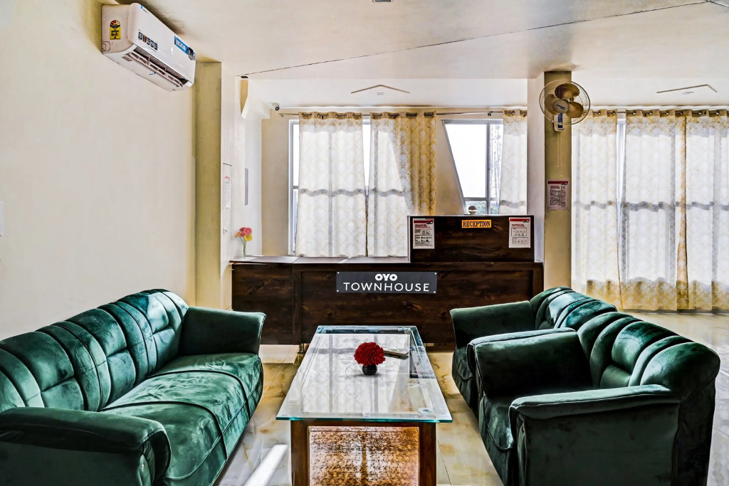 Праяградж: Capital O 89300 Vansh International