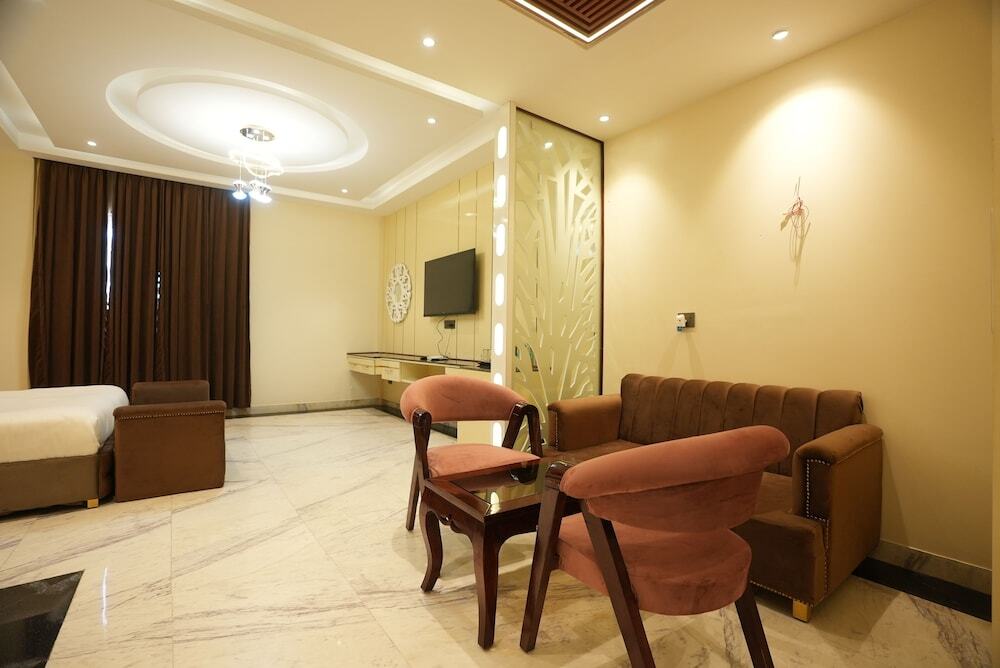 Большая Нойда: Lime Tree Hotel and Banquet Greater Noida
