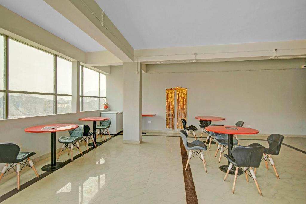 Гувахати: Capital O 86405 Penthouse