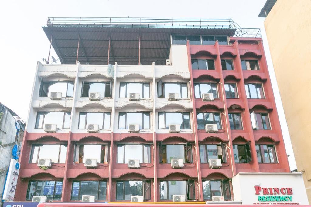 Тхане: CAPITAL O74145 Hotel Prince Residency