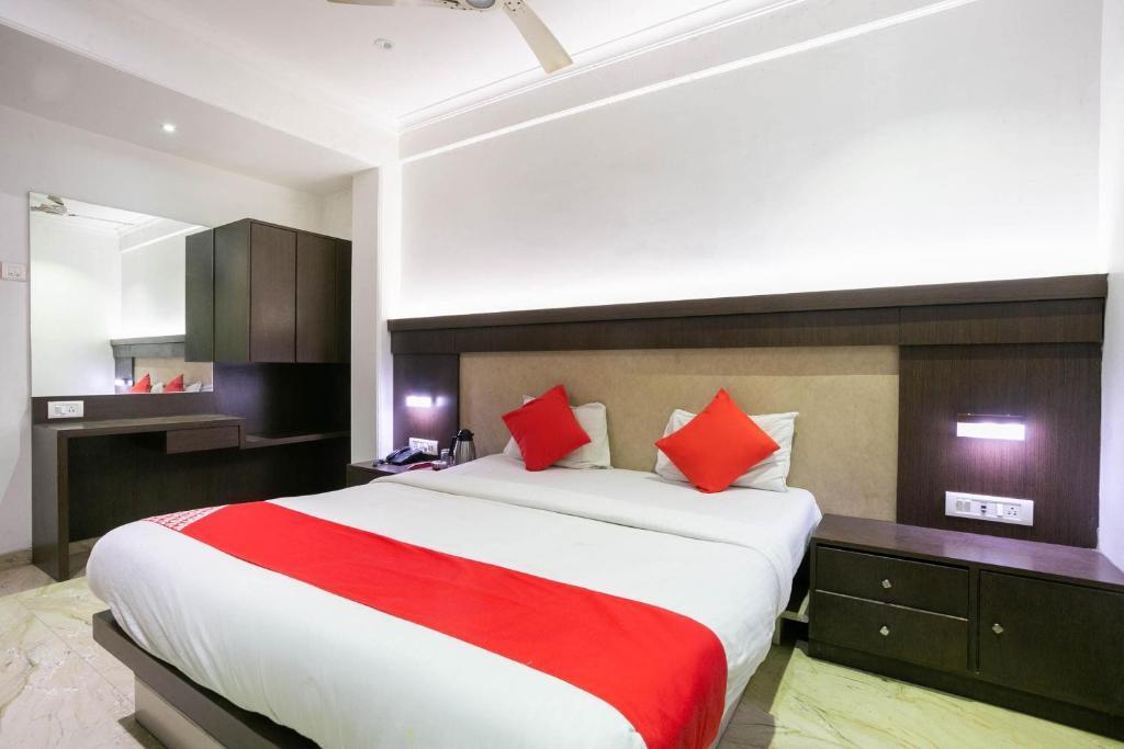 Тхане: CAPITAL O74145 Hotel Prince Residency