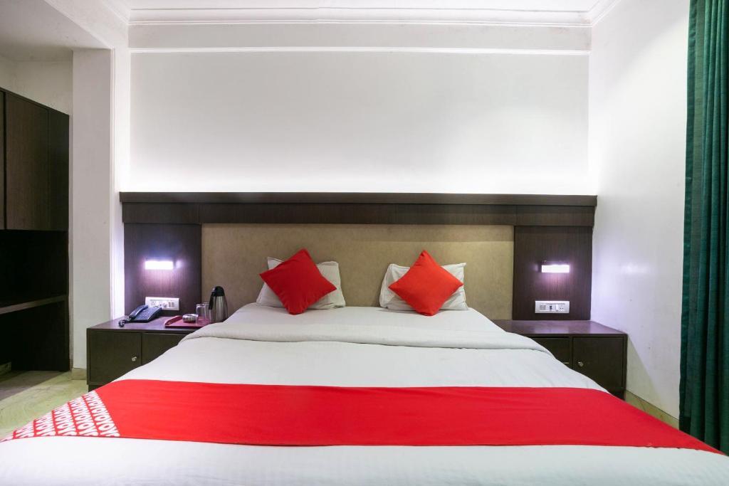 Тхане: CAPITAL O74145 Hotel Prince Residency