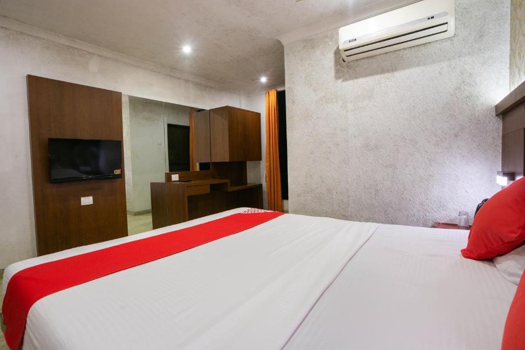 Тхане: CAPITAL O74145 Hotel Prince Residency