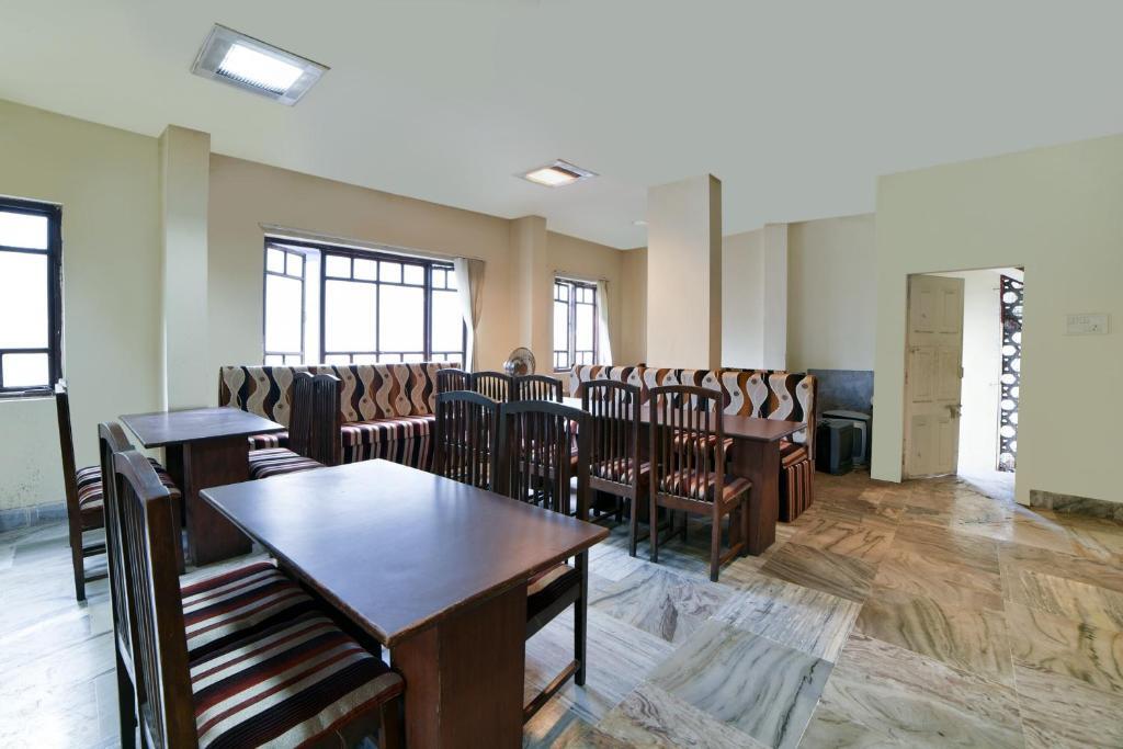 Тхане: CAPITAL O74145 Hotel Prince Residency