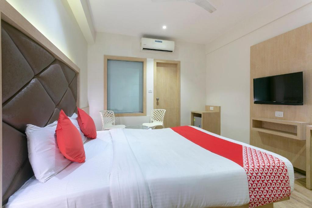 Тхане: CAPITAL O74145 Hotel Prince Residency