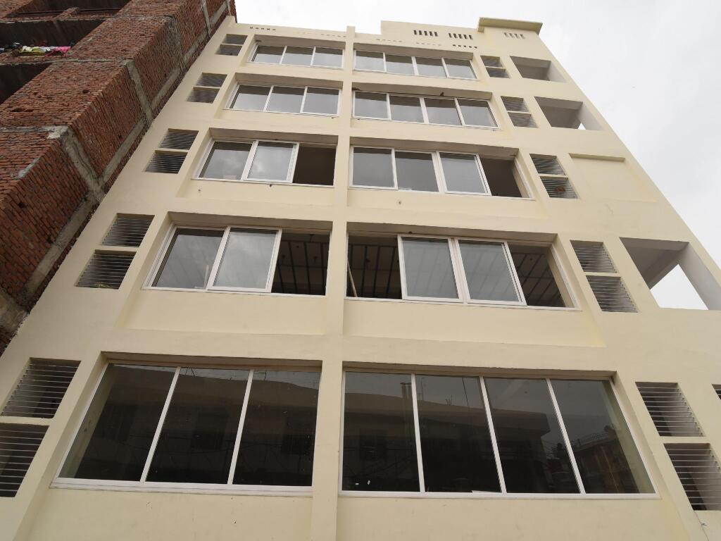 Нойда: Vaccinated Staff- Capital O 13310 Noida Suites