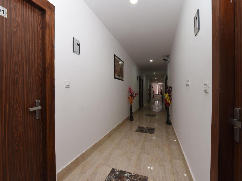Нойда: Vaccinated Staff- Capital O 13310 Noida Suites