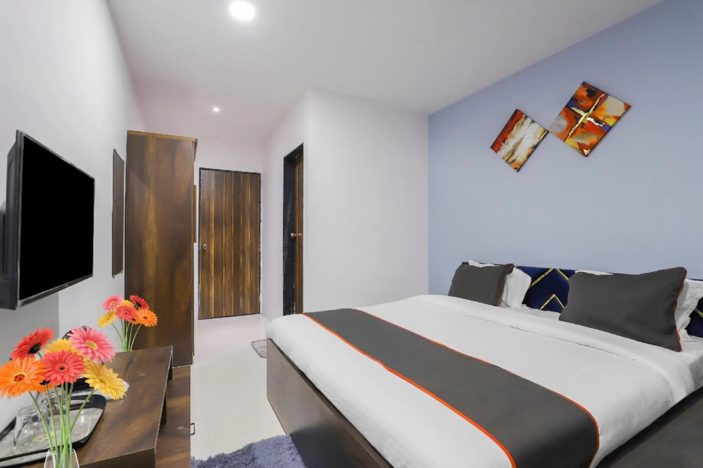 Сурат: Capital O 87586 Hotel Code