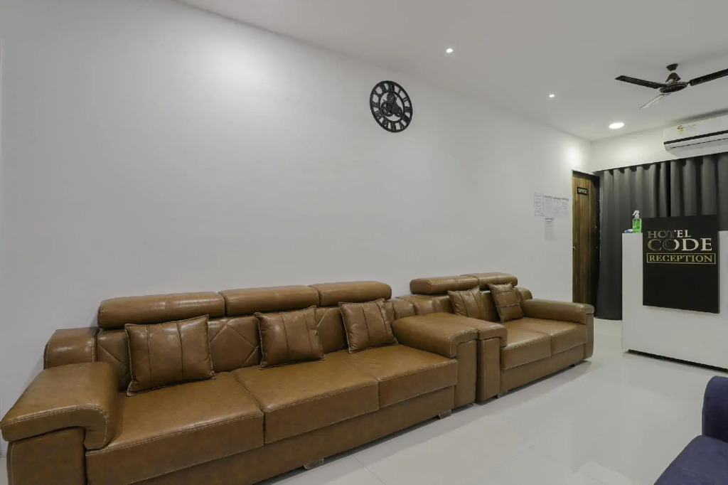 Сурат: Capital O 87586 Hotel Code
