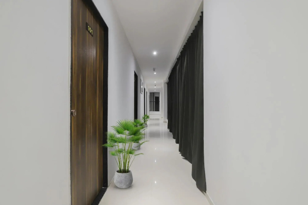 Сурат: Capital O 87586 Hotel Code