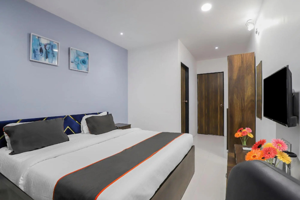 Сурат: Capital O 87586 Hotel Code