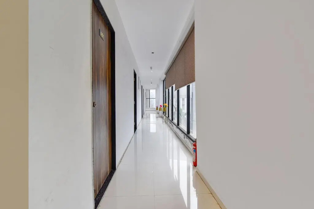 Сурат: Capital O 87586 Hotel Code