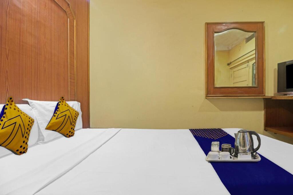Хидерабад: OYO 91284 Ambica Lodge
