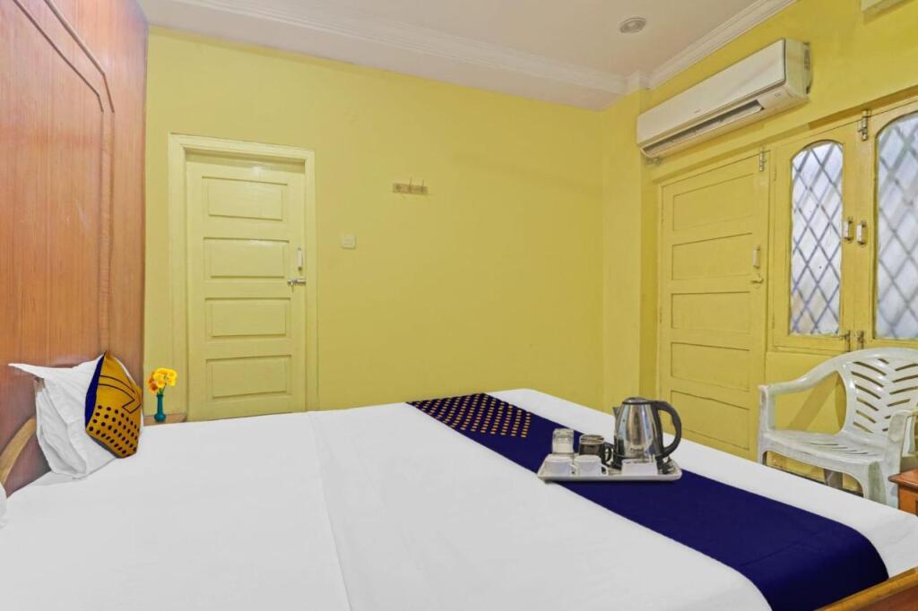 Хидерабад: OYO 91284 Ambica Lodge