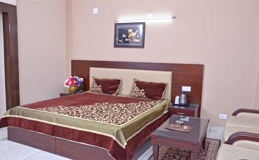 Сукха: Hotel Shikhar & Restaurant