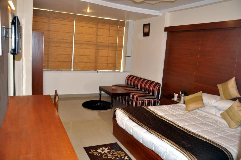 Катра: Hotel Mount View International