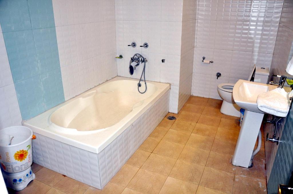 Катра: Hotel Mount View International