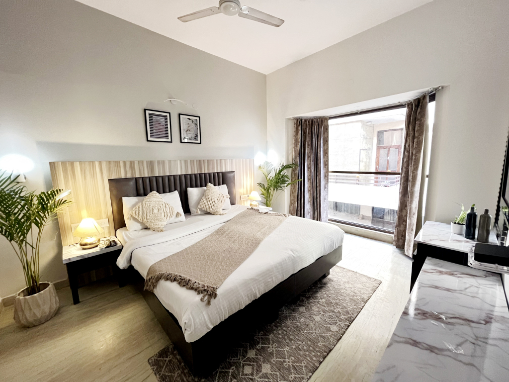 Гуруграм: Bedchambers Luxurious 1Bhk Serviced Apartment