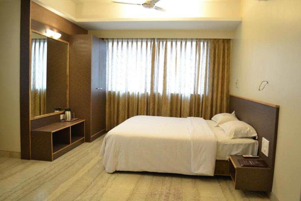 Колхапур: Hotel Elegant Grand