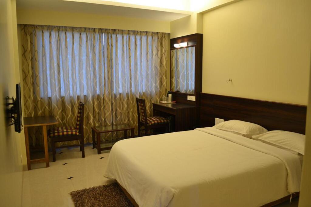 Колхапур: Hotel Elegant Grand