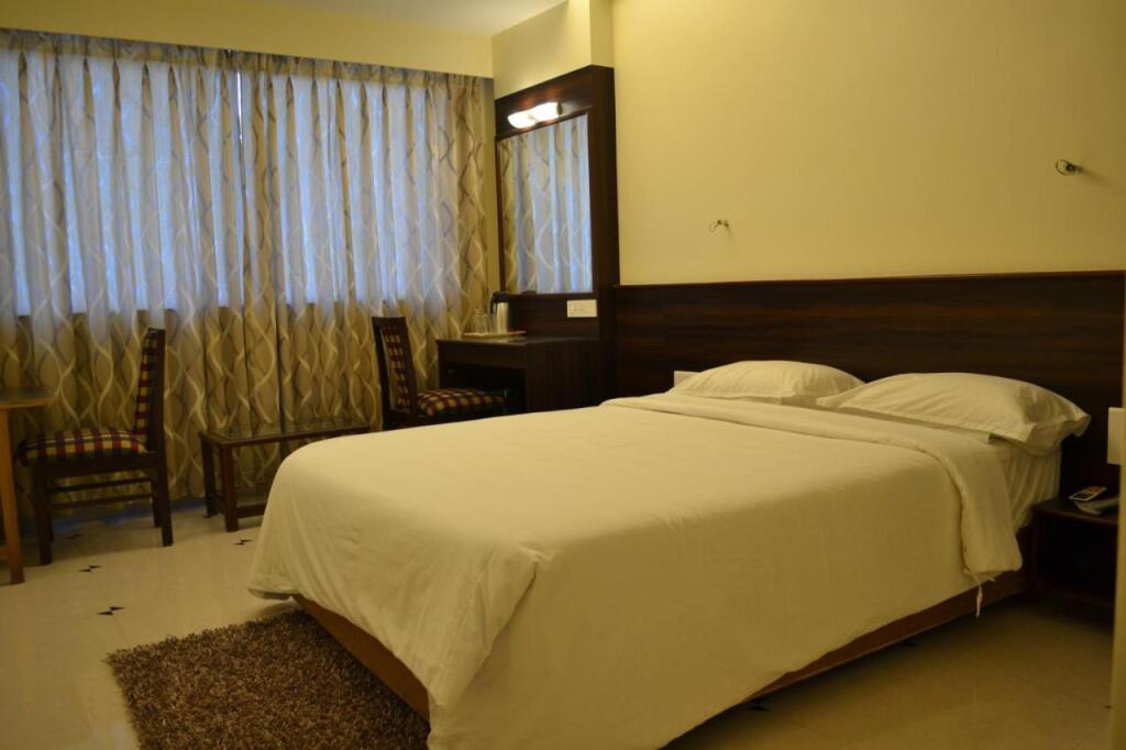 Колхапур: Hotel Elegant Grand