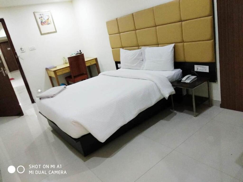 Виджаявада: M Hotel Benz Circle