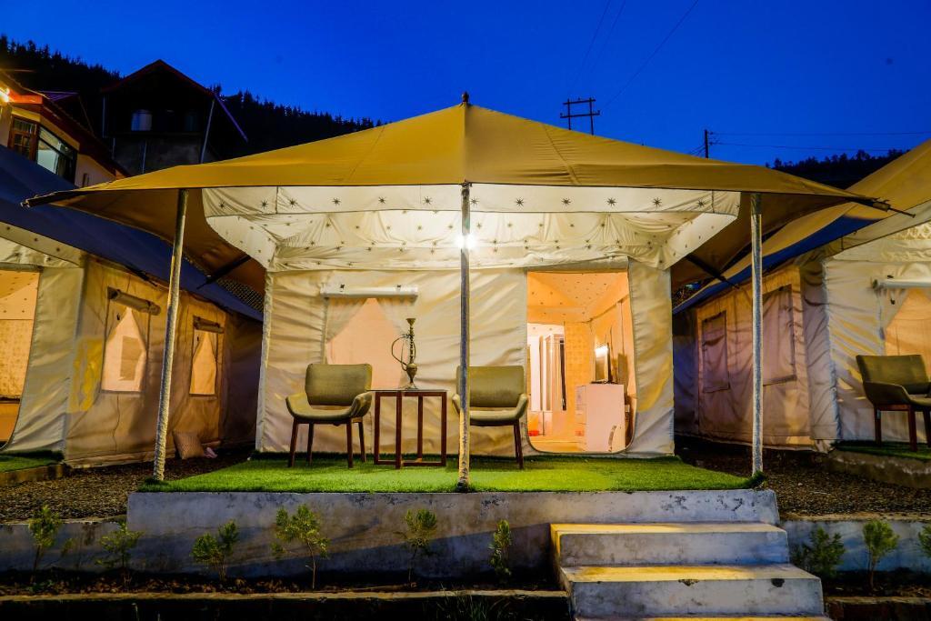 Куфри: Dawn N Dusk Glamping tents with quintessential valley view