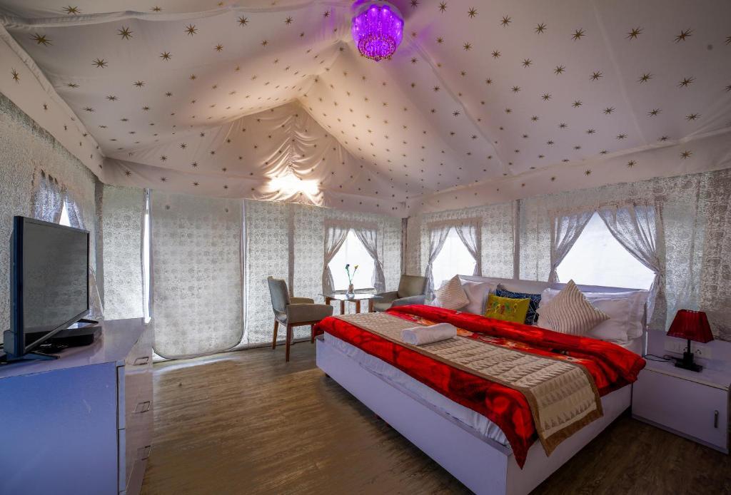 Куфри: Dawn N Dusk Glamping tents with quintessential valley view